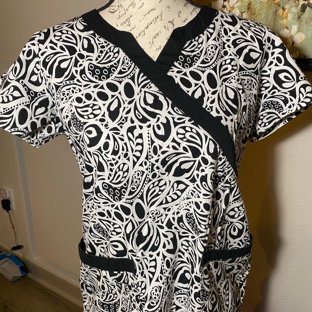 Used women’s scrub top. Great condition. Size small. 100% cotton.